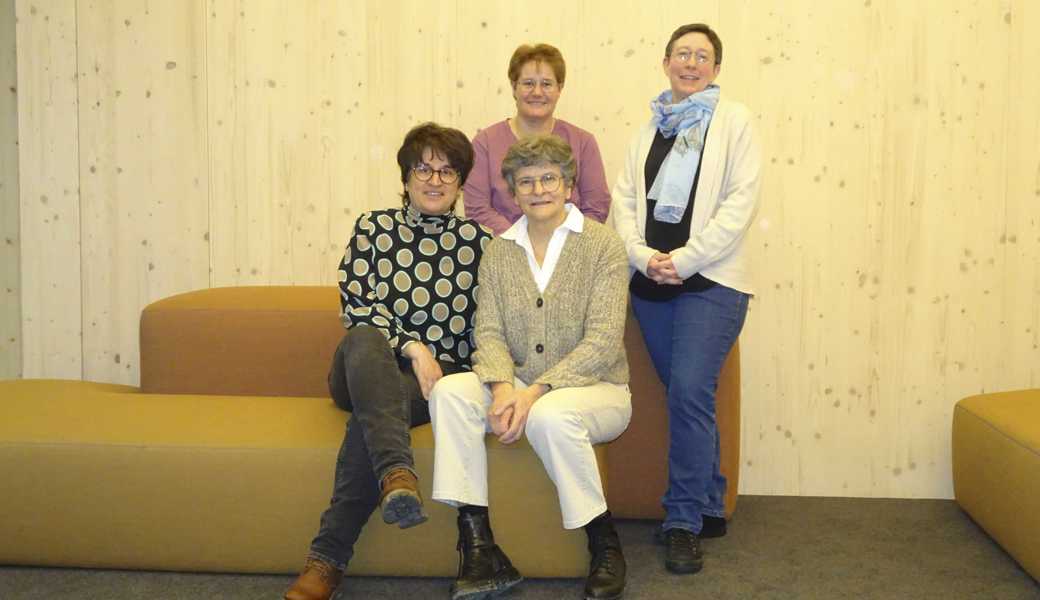Irène Seglias (hinten, v. l.) ist neu Revisorin; Präsidentin Bea Imlig gratulierte Manuela Gschwend (vorne, v. l.) für 25 Jahre und Lucia Baumgartner für 40 Jahre Mitgliedschaft.