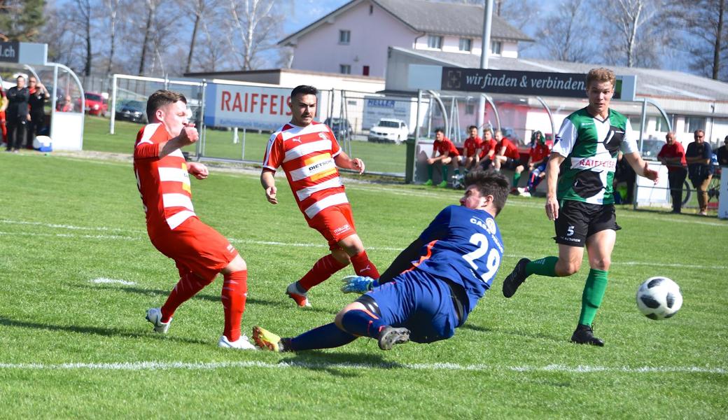 Fabian Wüst (links) überwindet nach einem Karatay-Pass Torhüter Erlacher und trifft zum 2:0.