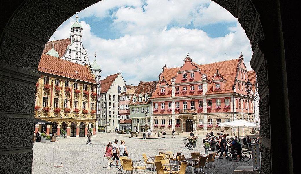 Schöne Gebäude am Marktplatz: Steuerhaus (links), Rathaus (grossteils verdeckt) und Grosszunft. 
