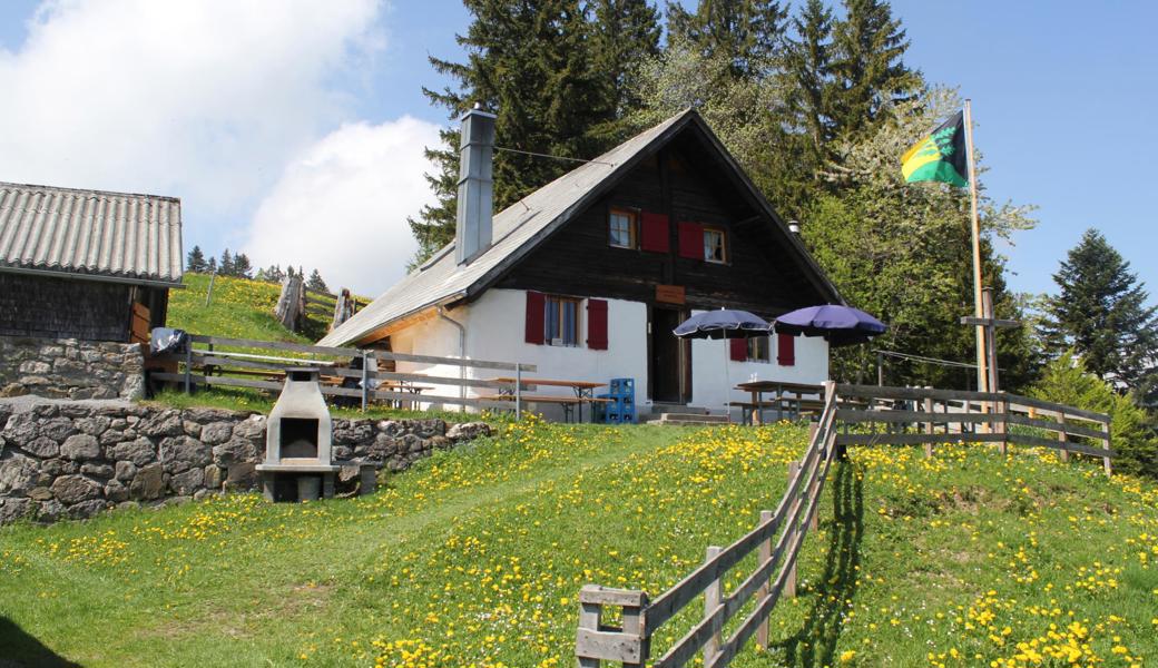 Nachdem frühere Lösungsansätze mit einer Zuleitung von benachbarten Alpen nicht zum Ziel führten, soll die Wasserversorgung der Alp Eichenwieser Schwamm jetzt mit Wasser ab der eigenen Quelle unten an der Schwammstrasse sichergestellt werden.