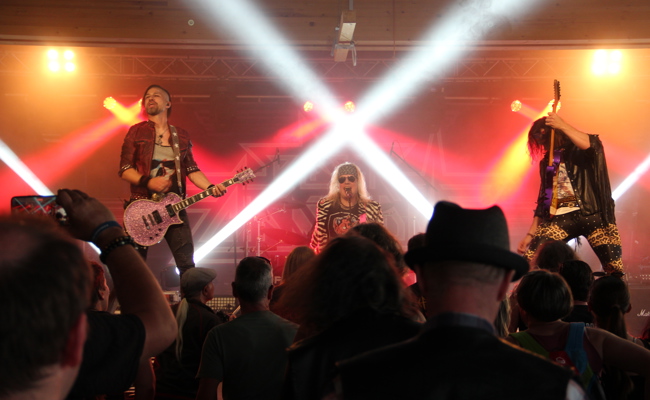 Mächtige Gitarrenriffs und bestes Wetter: Die ersten Bilder der Rheintaler Rock Nacht