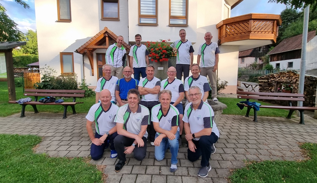 Die Turner der Männerriege TV Rebstein beim Etappenziel in Epfenhofen DE