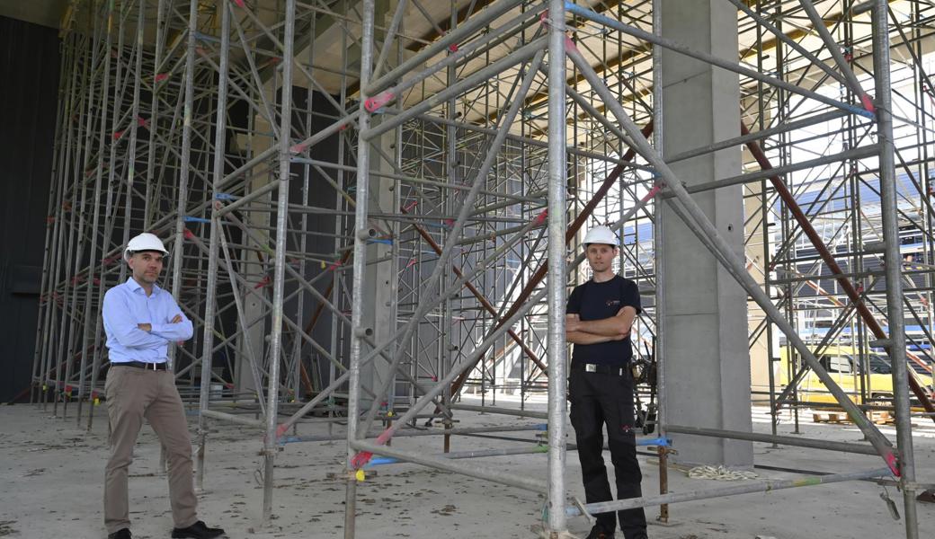 Noch dieses Jahr soll der Neubau bezogen werden. Daniel Kühnis (links) von Kühnis Solutions und Christoph Wüst von WüTech wollen für den Aufschwung nach Bewältigung der Coronakrise gerüstet sein.