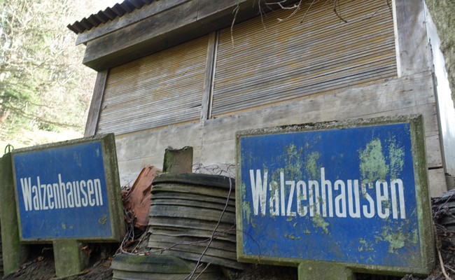 Ungewöhnlicher Blickfang: Innerortstafeln dienen der Hangsicherung