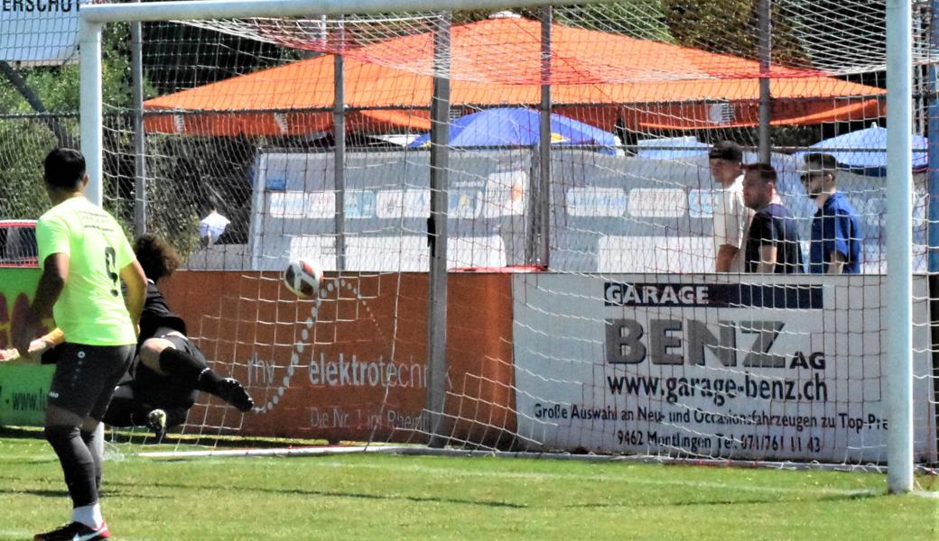 Dorthin muss der Ball: Ins Tor.