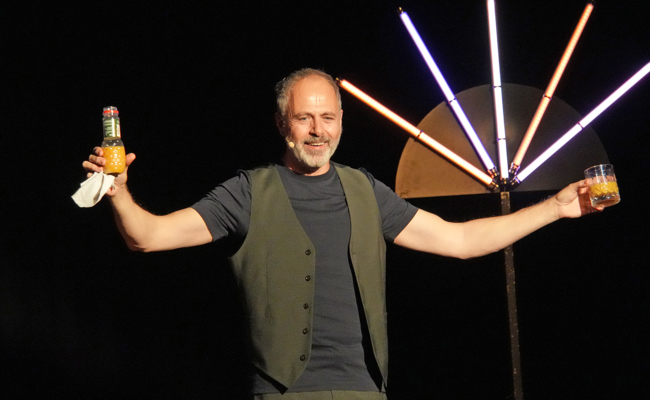 Gastspiel eines Komödianten und keinen Champagner für den Zauberer