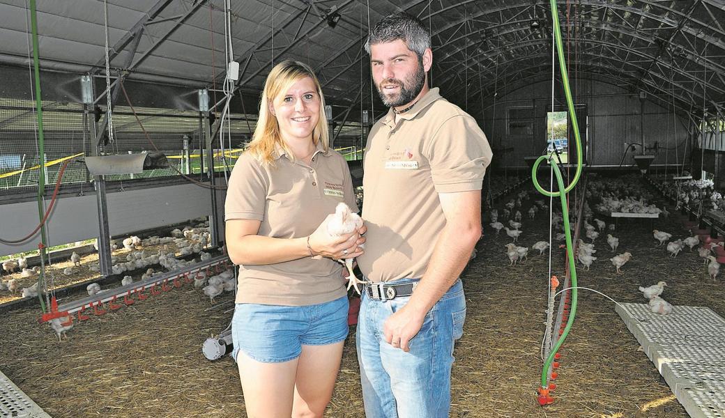 Jennifer und Michel Bischof in ihrem beweglichen Maststall.