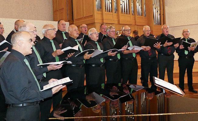 Männerchor singt  Adventslieder