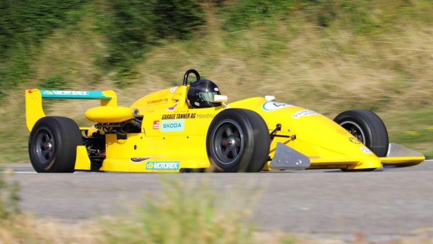 Garagist Walter Tanner fuhr seinen gelben Ex-Jo-Zeller-Formel-3-RALT-Toyota über den Seerücken.