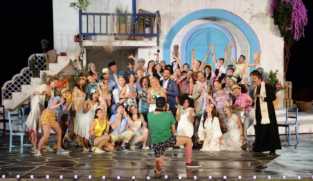 Die "Mamma Mia"-Besetzung mit Matthias Arn im blauen Anzug in der Mitte.