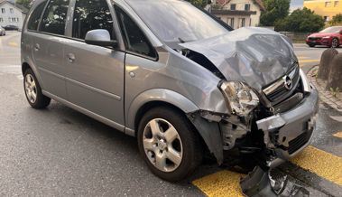 Unfall auf der Kreuzung: 86-Jähriger fährt korrekt im Auto und wird angefahren