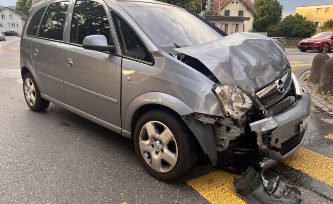 Unfall auf der Kreuzung: 86-Jähriger fährt korrekt im Auto und wird angefahren