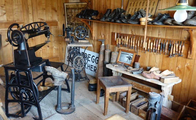 Erinnerung an ein uraltes Handwerk: Diese Schuhmacher-Werkstatt hat Seltenheitswert