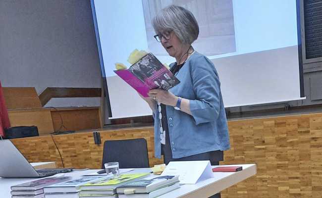 Jolanda Spirig las an der  Mitgliederversammlung