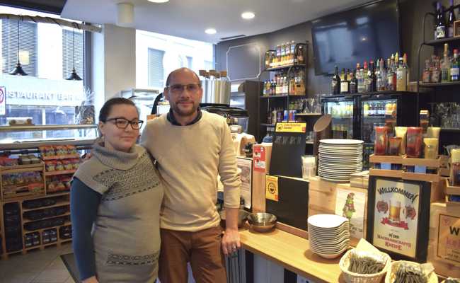 Zwei Kaffees bezahlen, einen trinken - wie das «Café Surprise» Menschen zusammenführt
