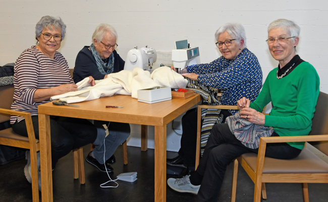 Im Flickstübli vom Altersheim Fahr werden Kleidung repariert und Erinnerungen bewahrt