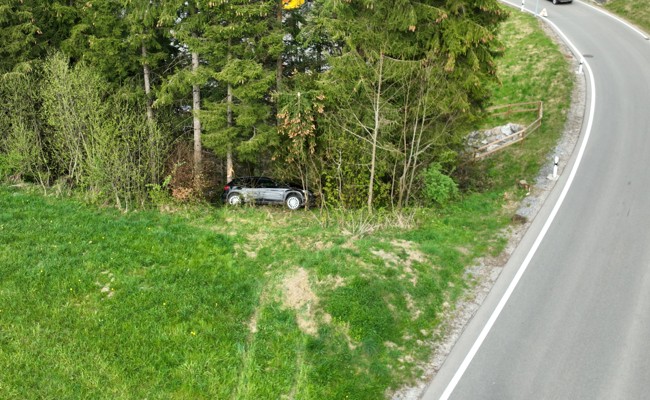 30-jähriger Autofahrer verliert die Kontrolle über sein Fahrzeug und schleudert bis zum Waldrand