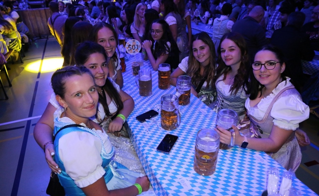 Die Gugge Städtli-Chlepfer bot eine Gaudi wie auf der «Wiesn»