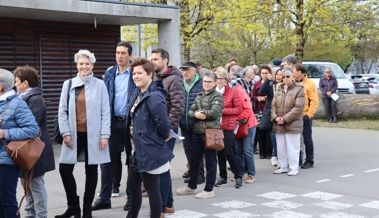 Schlange stehen für das gesellschaftliche Ereignis im Dorf