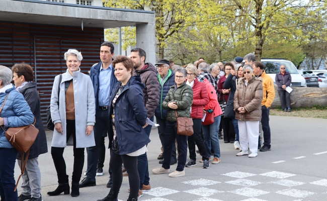 Schlange stehen für das gesellschaftliche Ereignis im Dorf