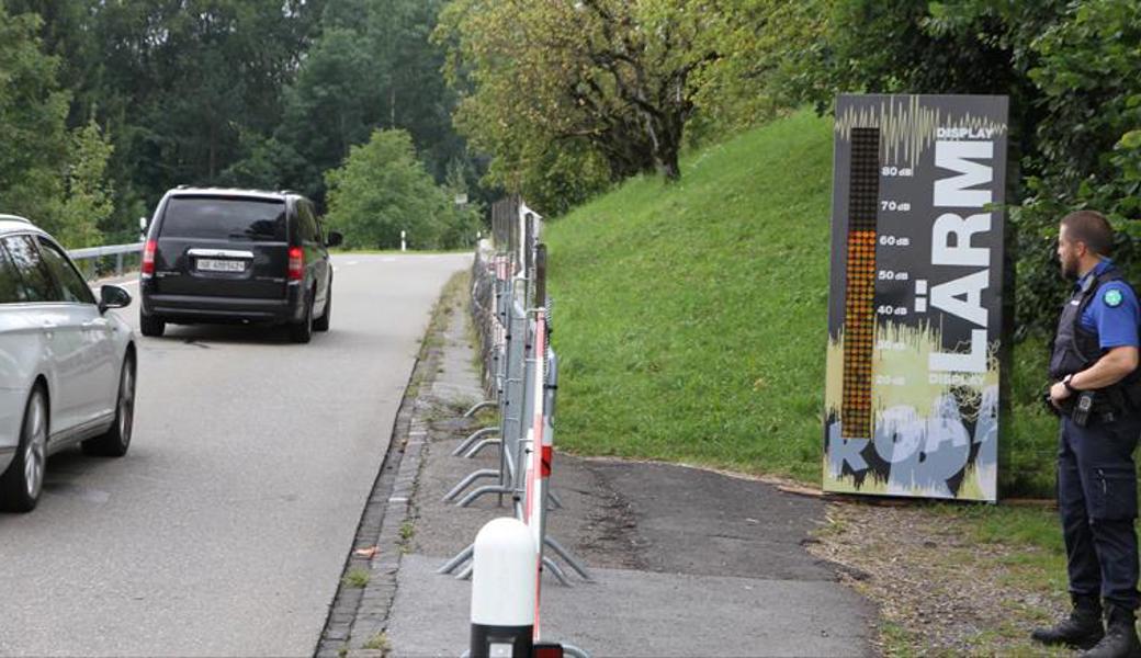 Verkehrspolizist Hans Gätzi schaut, ob die Anlage funktioniert. Werte zwischen 60 und 70 Dezibel entsprachen dem Durchschnitt.