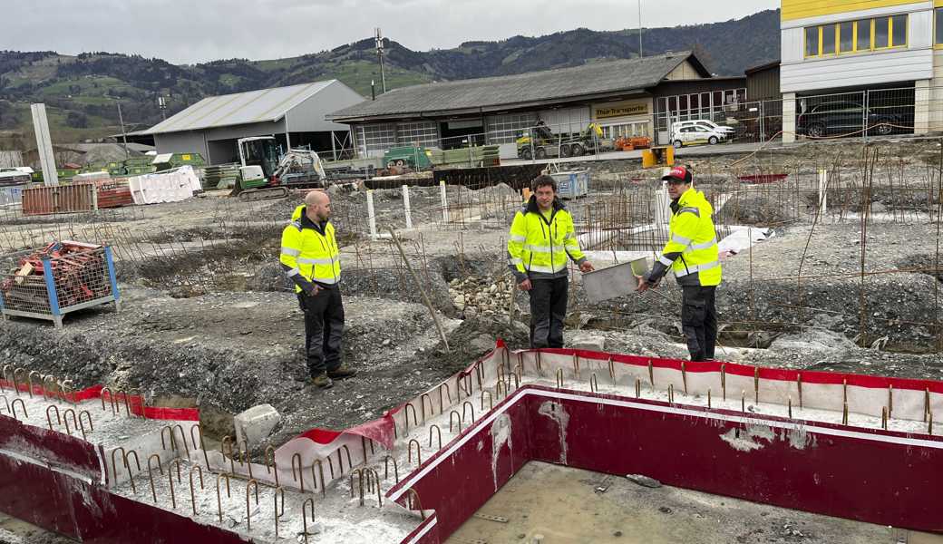 Die Meliorationsmitarbeiter Patrick Knür, Teamleiter Kulturen, Thomas Zigerlig und Marcel Rohner (von links) versenkten am Montag den symbolischen Grundstein mit der Zeitkapsel im Boden.  Die Meliorationsmitarbeiter Patrick Knür, Teamleiter Kulturen, Thomas Zigerlig und Marcel Rohner (von links) versenkten am Montag den symbolischen Grundstein mit der Zeitkapsel im Boden.