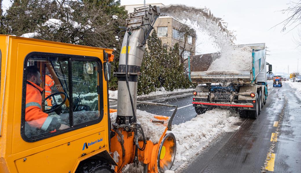 Solcher mehrere Tage alter Schnee gilt als verschmutzt und gehört auf ein Depot und nicht in einen Bach.