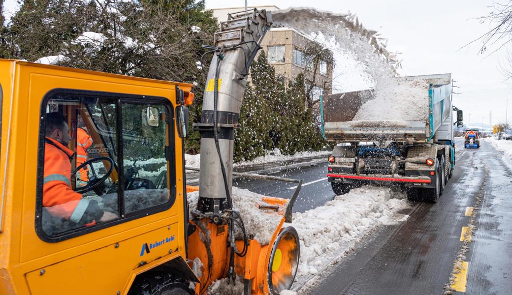 Solcher mehrere Tage alter Schnee gilt als verschmutzt und gehört auf ein Depot und nicht in einen Bach. Solcher mehrere Tage alter Schnee gilt als verschmutzt und gehört auf ein Depot und nicht in einen Bach.