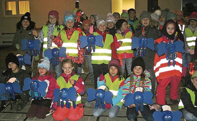 Kunstvolle Laternen beim Umzug durchs Dorf