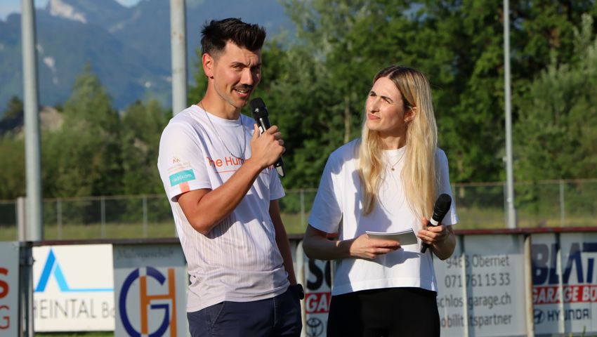 Der Rüthner Extremsportler Manuel Neuhold anlässlich dem Überraschungsempfang der Gemeinde im Gespräch mit Moderatorin Annina Dietsche. 