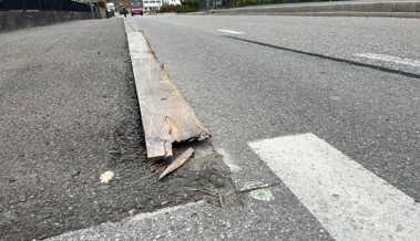 Anfällig für Reparaturen: Provisorische Bushaltestelle ist noch ohne festen Halt