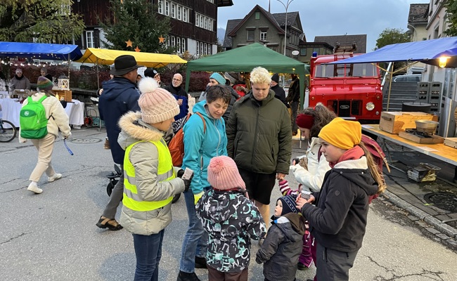 Weihnachtsmarkt zog viele Leute an - mancher Erlös wird gespendet