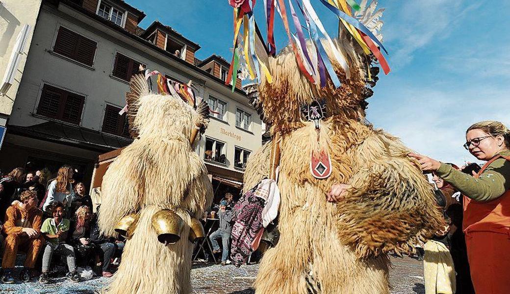 Ein Griff ins Fell soll Glück bringen: Die Koranti Hajdina hatten den weitesten Anfahrtsweg – die Gruppe kommt aus dem Osten Sloweniens.