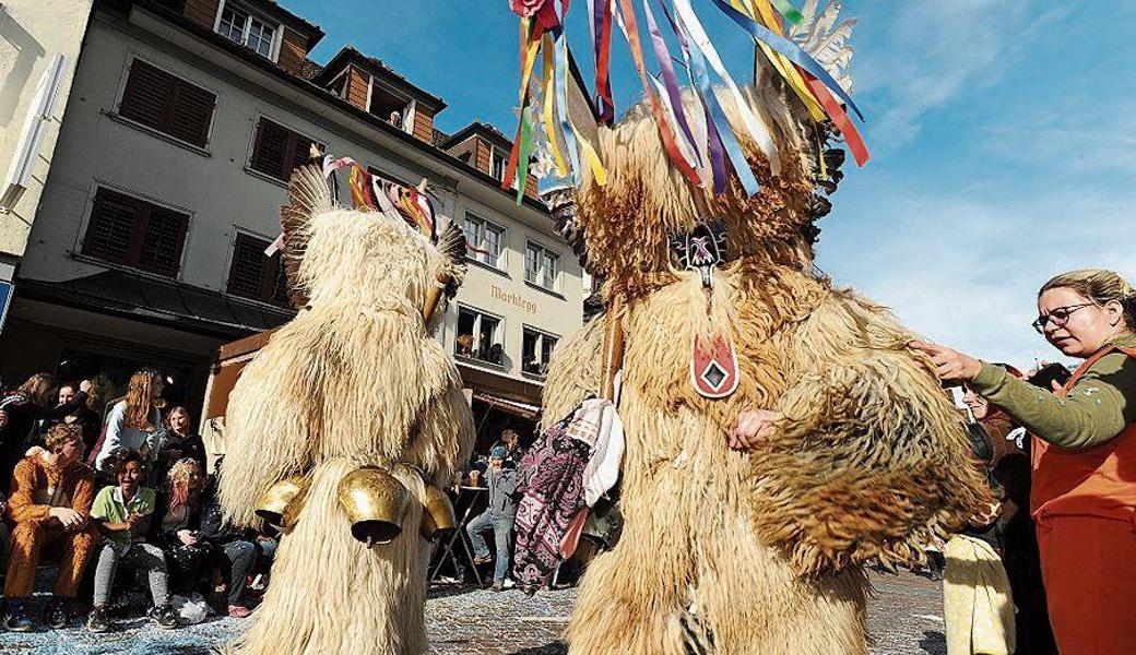 Ein Griff ins Fell soll Glück bringen: Die Koranti Hajdina hatten den weitesten Anfahrtsweg – die Gruppe kommt aus dem Osten Sloweniens.