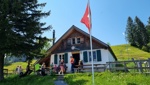 Auf der Alp Schwamm müssen neue Wirte im Sommer Rinder betreuen und Gäste bewirten