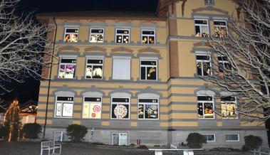 Das Schulhaus ist auch ein Adventskalender