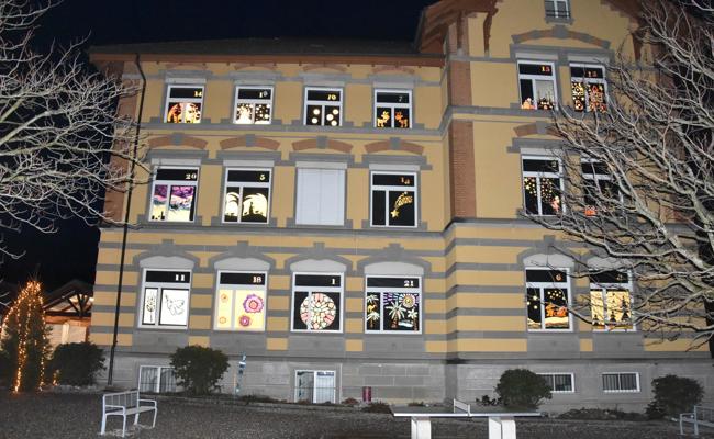 Das Schulhaus ist auch ein Adventskalender