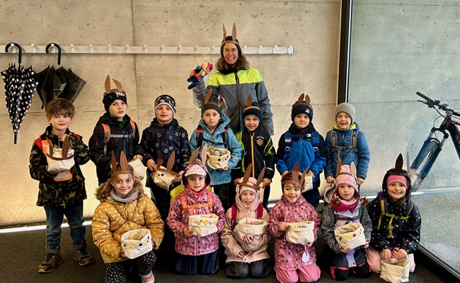 Mit dem Kasperli auf Osterhasen-Helfertour