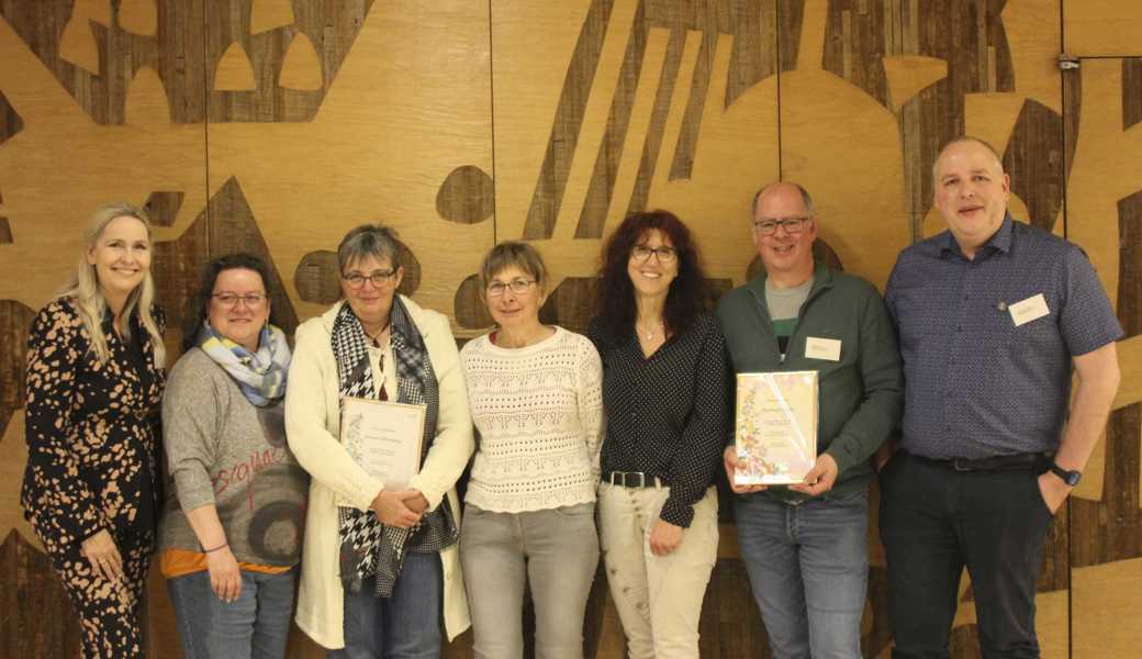 Barbara Rüttimann, Geschäftsführerin Samariter Schweiz, mit den Geehrten (von links): Daniela Indermaur, Karin Albendiz, Karin Welz, Claudia Bischof, Michael Gsell und Verbandspräsident Christian Thörig. Barbara Rüttimann, Geschäftsführerin Samariter Schweiz, mit den Geehrten (von links): Daniela Indermaur, Karin Albendiz, Karin Welz, Claudia Bischof, Michael Gsell und Verbandspräsident Christian Thörig.