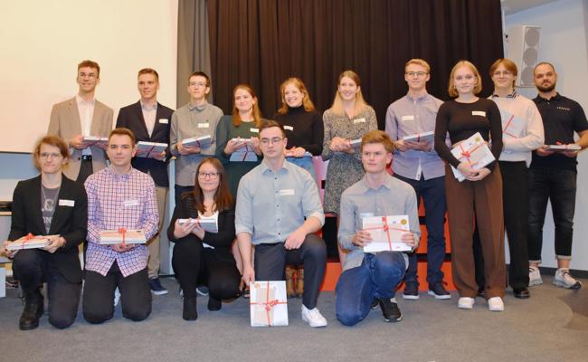 SFS ehrt erfolgreiche Lehrlinge