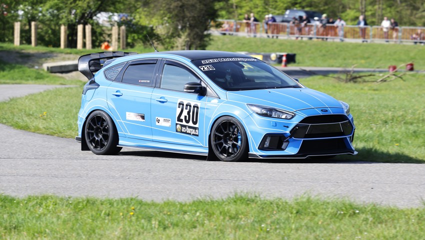 Der hellblaue Ford Focus RS wird von Yannic Hofstetter gefahren.