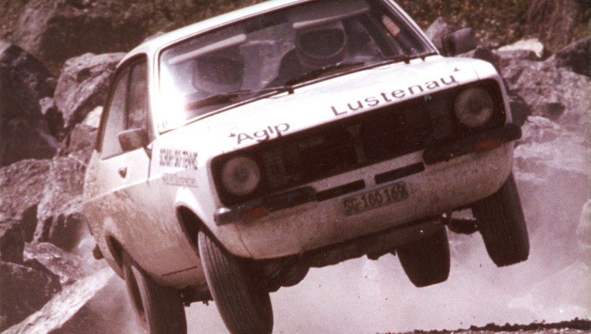Josef Hammerer und Karl Spiegel lassen den Ford Escort im Steinbruch in Hohenems fliegen.