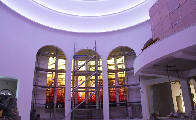 Die Kunstverglasung der Rheinecker Theresienkirche ist erneuert