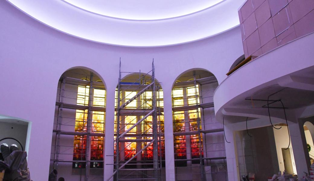 Die Wände sind weiss gestrichen. Mit wechselndem Licht erscheint der Raum je nach Feier im passenden Farbspektrum.