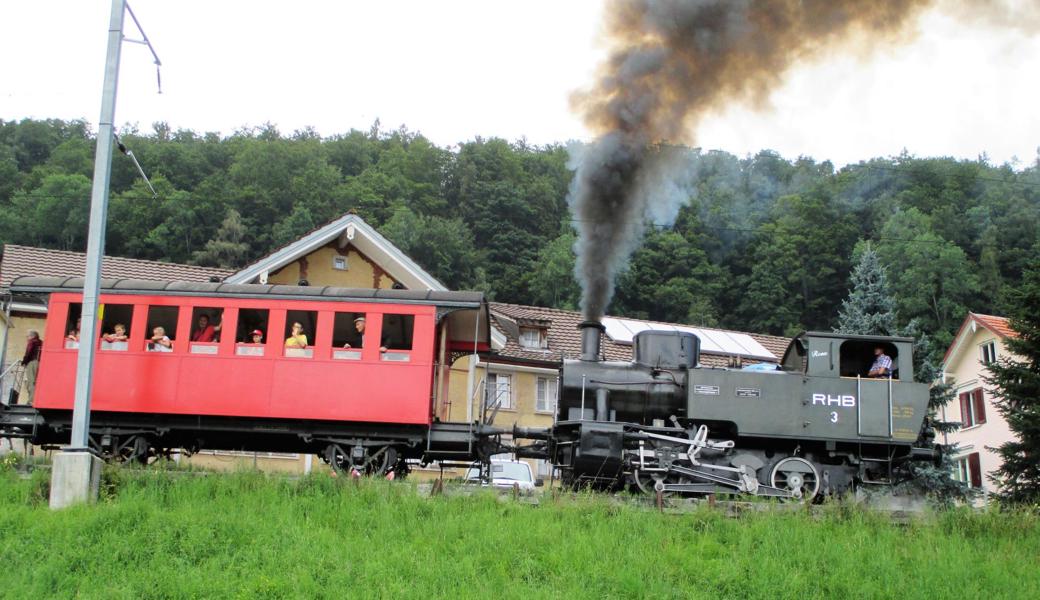 Dampflok «Rosa» mit nostalgischen Waggons im Schlepptau lässt die Herzen der Eisenbahnfans höherschlagen.