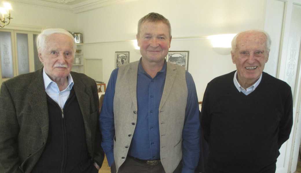Regierungsrat Alfred Stricker würdigt das literarisch-historische Schaffen der Zwillingsbrüder Ernst (l.) und Walter Züst. Regierungsrat Alfred Stricker würdigt das literarisch-historische Schaffen der Zwillingsbrüder Ernst (l.) und Walter Züst.