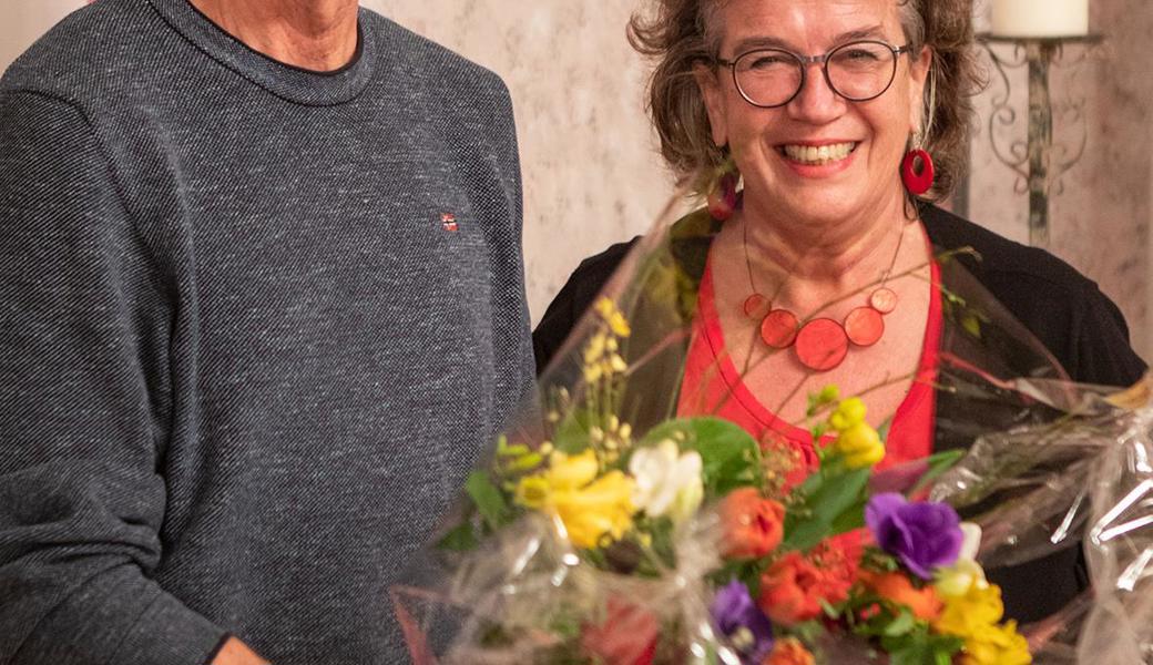 Vorstandsmitglied Sigrid Seitz dankte Karl Schwendener für seinen langjährigen Einsatz. 