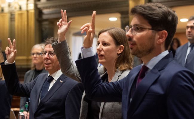 Jürg Plüss und Andrea Cristuzzi leisten den Amtseid