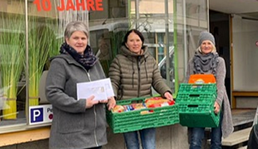 Martina Lüchinger, Annemarie Köppel und Andrea Spirig vom Gemeinnützigen Frauenverein Diepoldsau liefern die Spende beim A-Treff in Heerbrugg ab. Bild: pd
