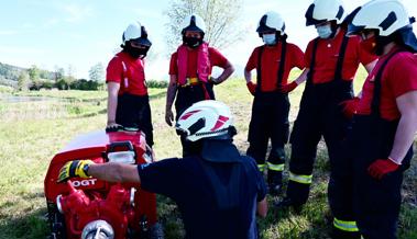 Neue Feuerwehrleute lernen, wie man mit der Motorspritze löscht